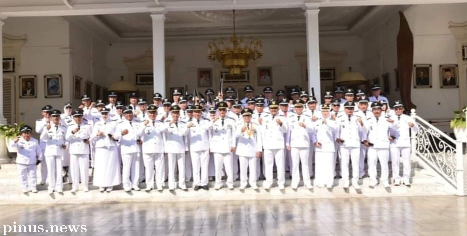 Bupati Cianjur Serahkan SK Perpanjangan Masa Jabatan Kepala Desa