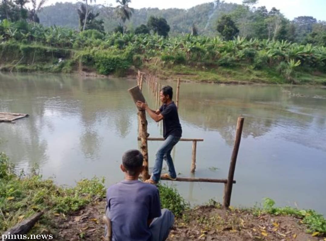 Warga Sindangbarang-Cidaun Bangun Jembatan Demi Kepentingan Pendidikan dan Ekonomi