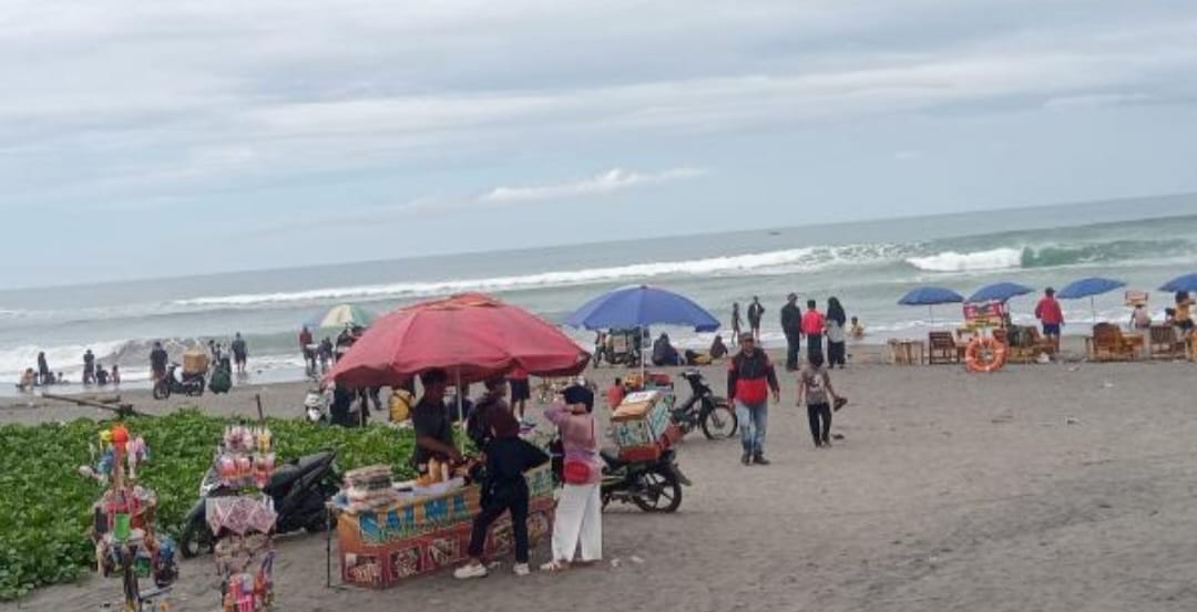 Ribuan Pengunjung Padati Objek Wisata Pantai Apra di Cianjur Selatan