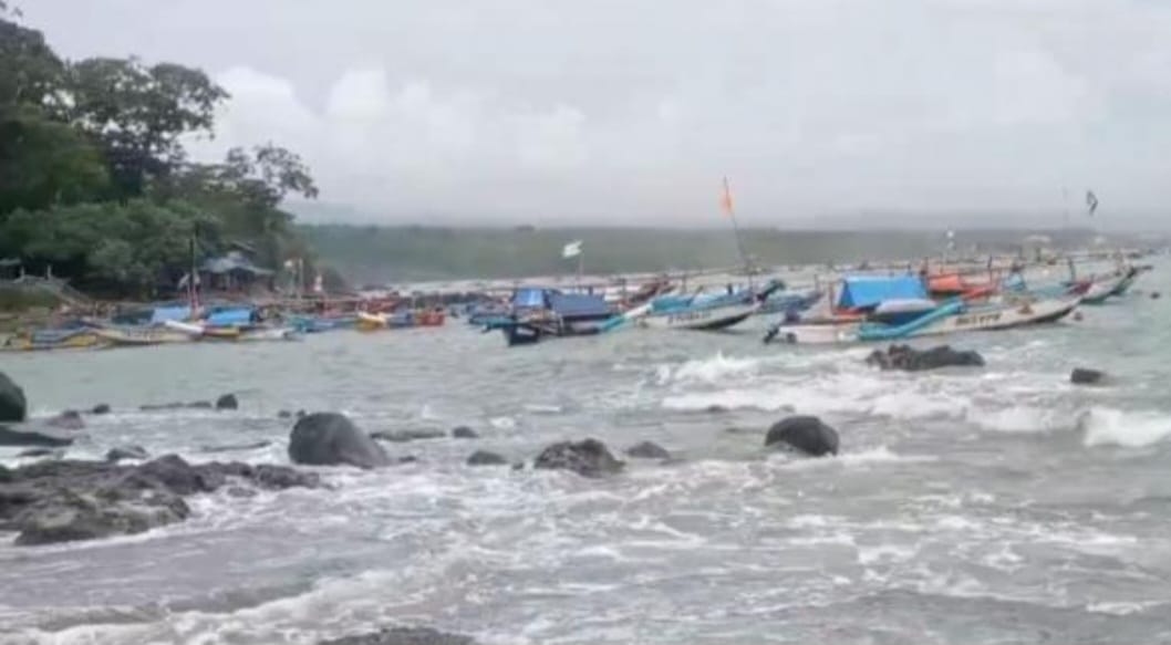Air Laut Pasang, Nelayan Pantai Jayanti Cianjur Selatan Larang Pengunjung Berenang