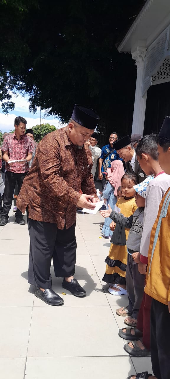 Ketua DKM Masjid Agung Cianjur Ustad Deni Saepurohman Berikan Santunan Kepada Yatim dan Dhuafa