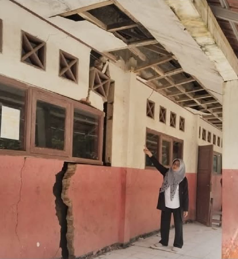 Ironi Pendidikan Cianjur: Sekolah Retak dan Tanpa Toilet