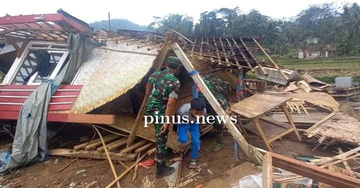 Babinsa Bantu Perbaiki Rumah Warga Korban Angin Puting Beliung